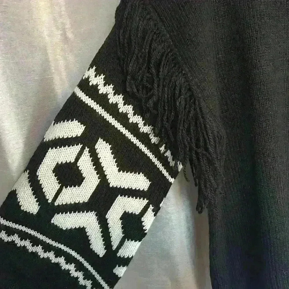 Reitmans fringe  knit sweater 🖤 - Picture 6 of 7